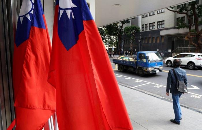 ابنة
      زعيم
      كوريا
      الشمالية
      تظهر
      مع
      أبيها
      خلال
      تفقّد
      لقاعدة
      تدريبية
      في
      بيونغ
      يانغ