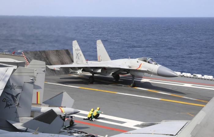 ابنة
      زعيم
      كوريا
      الشمالية
      تظهر
      مع
      أبيها
      خلال
      تفقّد
      لقاعدة
      تدريبية
      في
      بيونغ
      يانغ