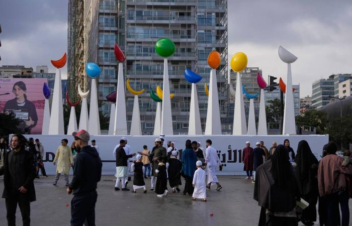 عيد
      الفطر
      هذا
      العام...
      بهجة
      متردِّدة
      وأملٌ
      لا
      ينطفئ