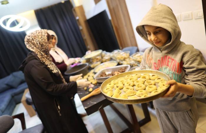 عيد
      الفطر
      هذا
      العام...
      بهجة
      متردِّدة
      وأملٌ
      لا
      ينطفئ