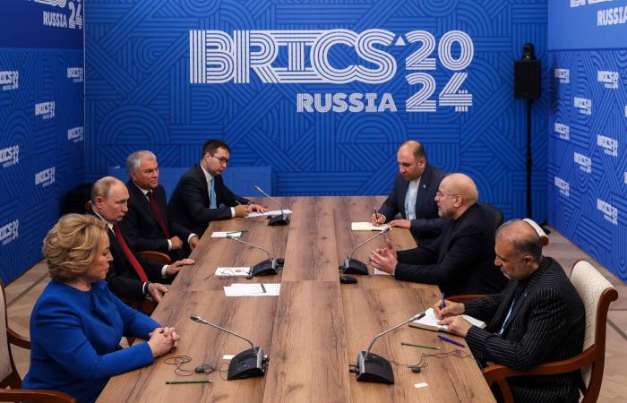 تقارير:
      واشنطن
      تنشر
      مزيداً
      من
      جنود
      «المارينز»
      في
      الشرق
      الأوسط