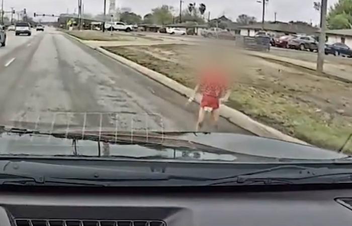 ثوانٍ فصلته عن الموت.. سائقة تنقذ طفلًا تائهًا يلهو بين سيارات مسرعة