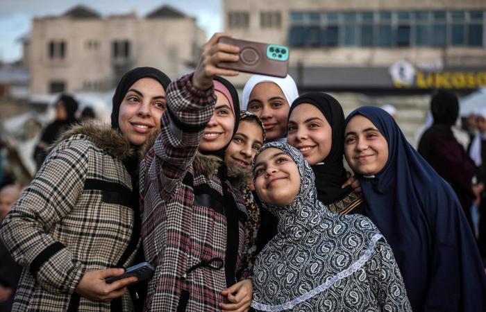 آثار
      الحرب
      تخيّم
      على
      أجواء
      عيدَي
      الفطر
      والأم
      في
      قطاع
      غزة