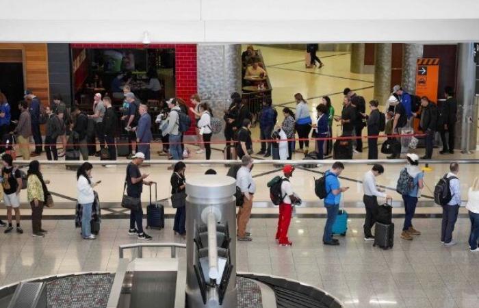 ترامب
      يهدد
      بنشر
      قوات
      الهجرة
      في
      المطارات