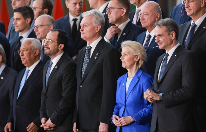 زلازل
      تهز
      جزراً
      إيطالية
      في
      البحر
      المتوسط