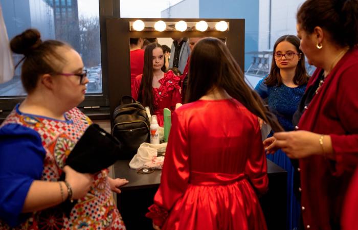 عارضات
      مُصابات
      بـ«متلازمة
      داون»
      يسرقن
      الأضواء
      في
      بوخارست