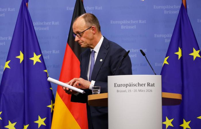 أوكرانيا
      أطلقت
      300
      مسيّرة
      باتجاه
      روسيا
      خلال
      الليل