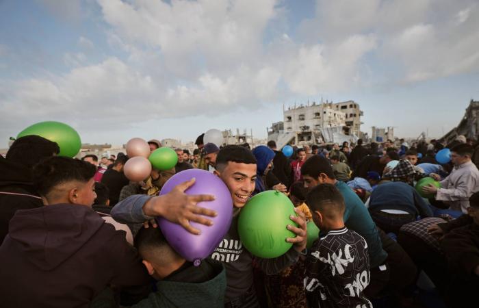 آثار
      الحرب
      تخيّم
      على
      أجواء
      عيدَي
      الفطر
      والأم
      في
      قطاع
      غزة