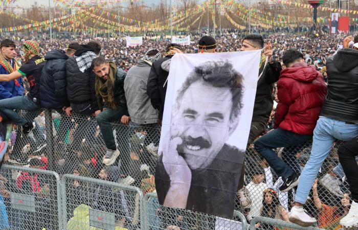 أوجلان
      يؤكد
      على
      «السلام»
      بتركيا
      ويرى
      فرصة
      لتجاوز
      فوضى
      الشرق
      الأوسط