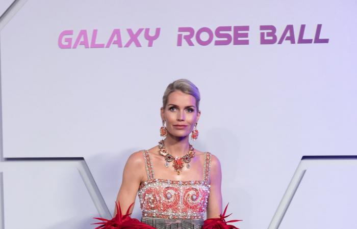 كيتي سبنسر تتألق بفستان من القرن الثامن عشر في موناكو