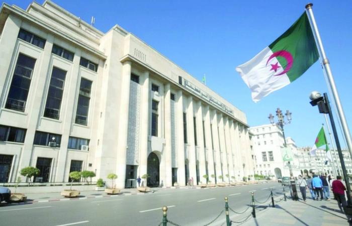 البرلمان
      الجزائري
      يصادق
      الأربعاء
      على
      «المراجعة
      الدستورية
      التقنية»