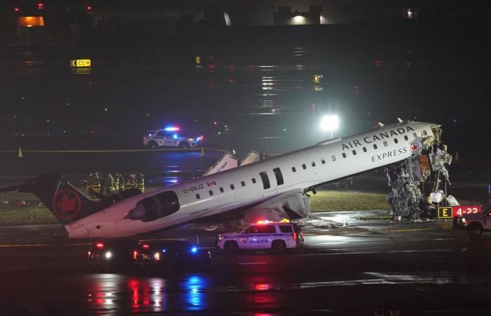 مصرع طيار ومساعده وإصابة شخصين آخرين إثر اصطدام طائرة بشاحنة إطفاء على مدرج مطار لاغوارديا الأمريكي