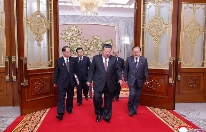 إعادة
      انتخاب
      كيم
      جونغ
      أون
      رئيساً
      لشؤون
      الدولة
      في
      كوريا
      الشمالية