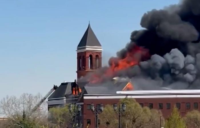ألسنة اللهب تلتهم مبنى محكمة تاريخية في جورجيا