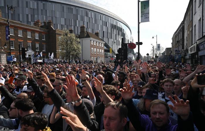 كلوب
      ينفي
      تكهنات
      بشأن
      قيادة
      ريال
      مدريد