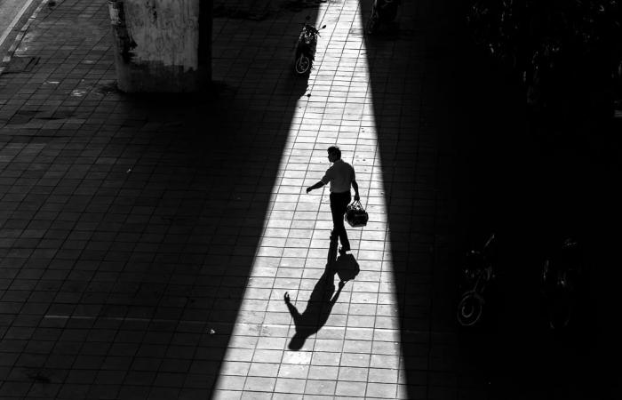 "ظلال الوحدة".. صور تكشف عن أزمة عالمية صامتة