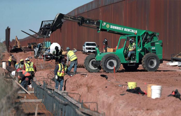 «العليا»
      الأميركية
      تنظر
      في
      طلب
      ترمب
      رفض
      لجوء
      المهاجرين
