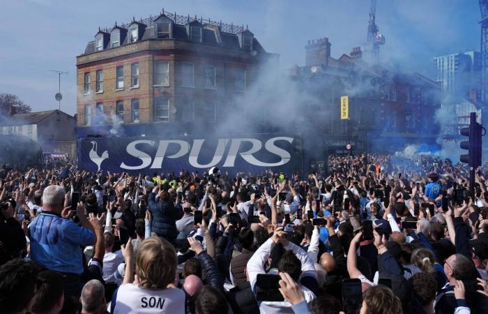 كلوب
      ينفي
      تكهنات
      بشأن
      قيادة
      ريال
      مدريد