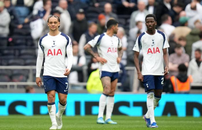 كيف
      تحوّل
      توتنهام
      من
      بطل
      الدوري
      الأوروبي
      إلى
      فريق
      مهدد
      بالهبوط؟