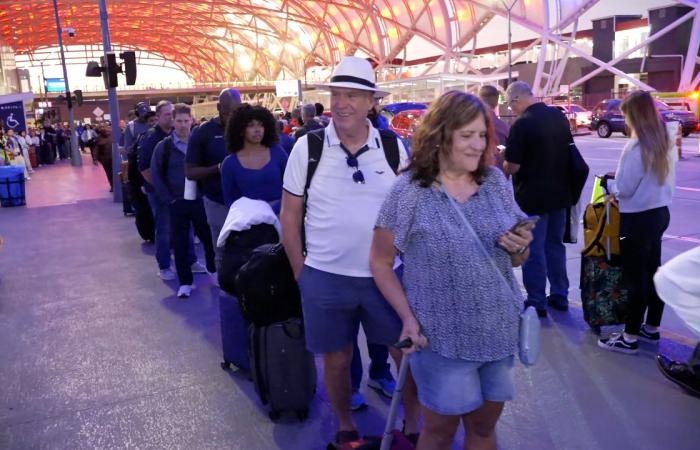 أزمة في مطارات أمريكا..هكذا امتدت طوابير المسافرين في مطار أتلانتا إلى خارج المبنى