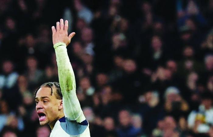 كلوب
      ينفي
      تكهنات
      بشأن
      قيادة
      ريال
      مدريد