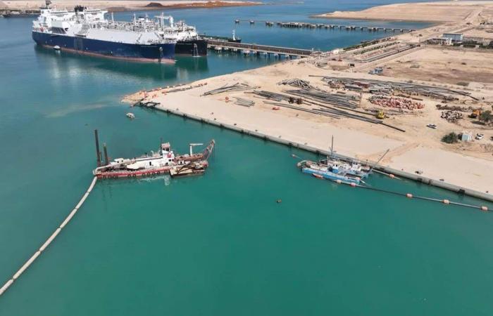 اضطرابات
      الملاحة
      في
      «هرمز»
      تسرع
      تطوير
      ميناء
      «السخنة»
      المصري