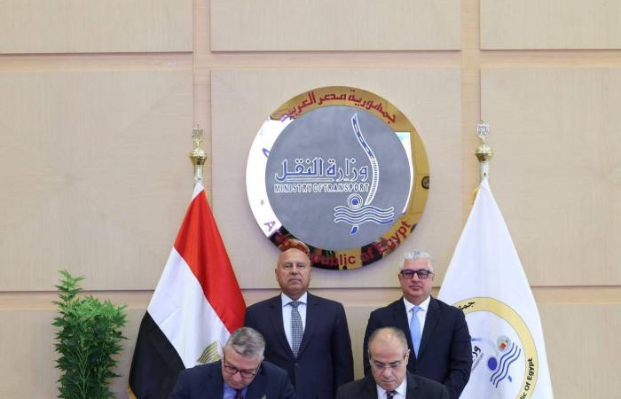 اضطرابات
      الملاحة
      في
      «هرمز»
      تسرع
      تطوير
      ميناء
      «السخنة»
      المصري