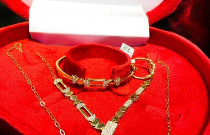 مصريون
      مُقبلون
      على
      «الخطوبة»
      يتحايلون
      لتفادي
      ارتفاع
      أسعار
      «الشبكة»