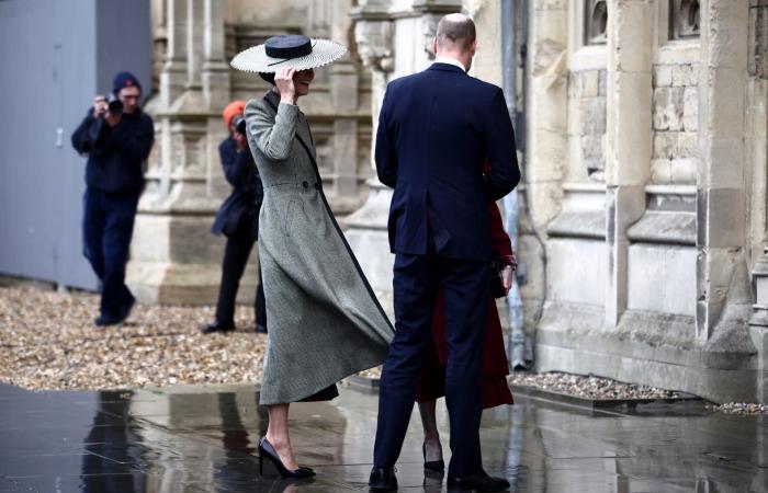 ممسكة بقبّعتها طوال الوقت.. الرياح "تربك" كيت ميدلتون في بريطانيا