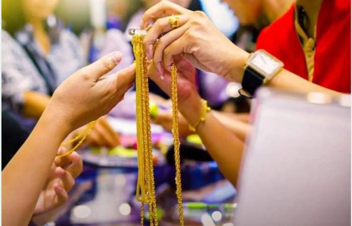 مصريون
      مُقبلون
      على
      «الخطوبة»
      يتحايلون
      لتفادي
      ارتفاع
      أسعار
      «الشبكة»