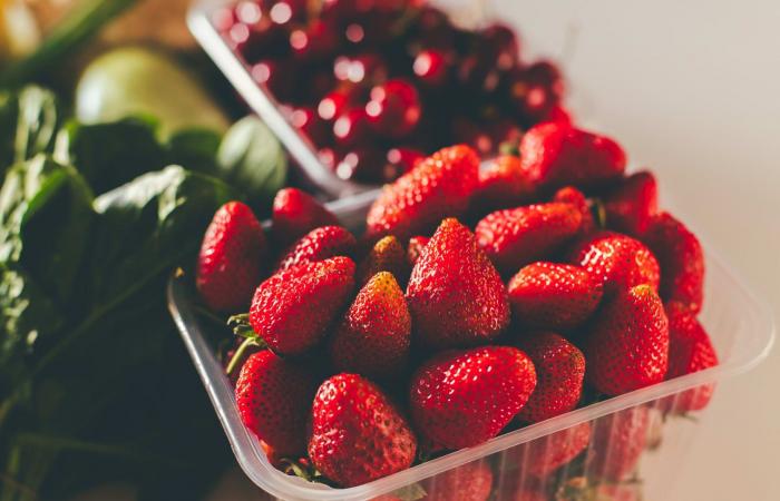 السبانخ والفراولة والعنب..قائمة بالخضار والفاكهة الأكثر تلوثا بالمبيدات لعام 2026