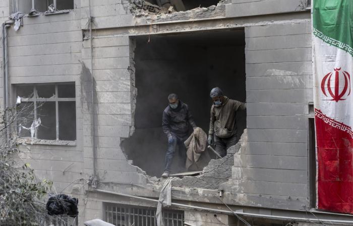 "محادثات جارية" و"استعداد لعملية برّية".. هذا ما نعرفه في اليوم الـ27 للحرب مع إيران