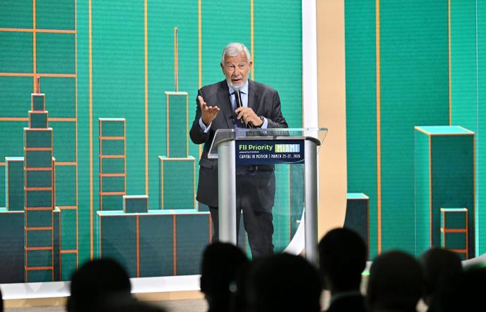 «وول
      ستريت»
      تتراجع
      وسط
      تقييم
      المستثمرين
      لفرص
      التهدئة