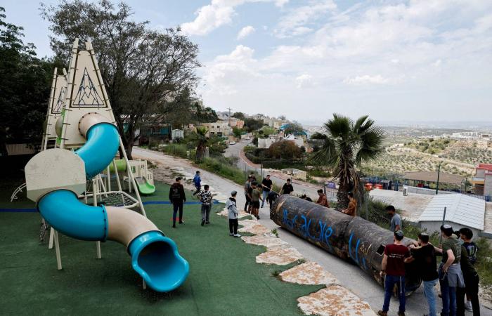 شظايا
      ضخمة
      من
      الصواريخ
      الإيرانية
      تتناثر
      في
      إسرائيل
      والضفة
      الغربية
      (صور)