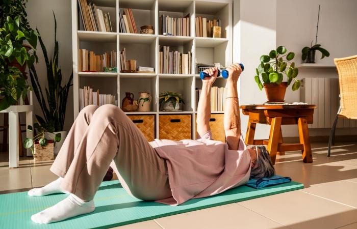 اختباران بسيطان يكشفان سرّ طول العمر لدى النساء.. ما هما؟