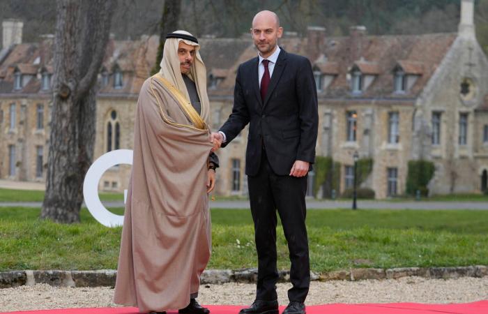 وزيرة
      الخارجية
      البريطانية:
      نشعر
      بقلق
      بالغ
      من
      العلاقات
      بين
      روسيا
      وإيران