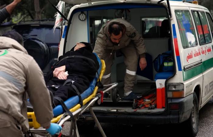 يفاضلون بين سلامتهم والضحايا.. شاهد ما يكابده مسعفو لبنان في النبطية وسط الغارات الإسرائيلية