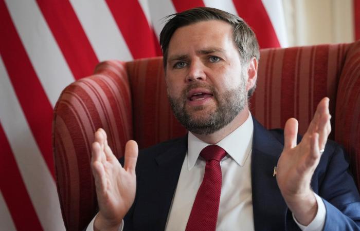 نائب ترامب يعيد الجدل حول الأجسام الطائرة إلى الواجهة: أنا "مهووس" بها.. أعتقد أنها "شياطين"