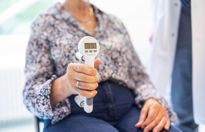 اختباران بسيطان يكشفان سرّ طول العمر لدى النساء.. ما هما؟