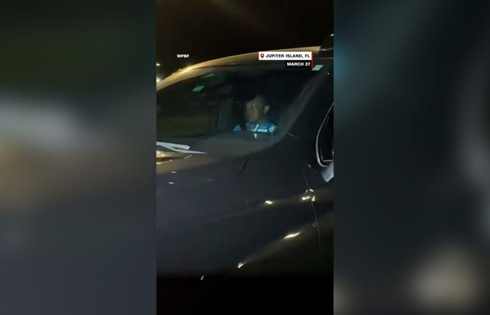 شاهد.. تايغر وودز يغادر السجن بعد اعتقاله بتهمة القيادة تحت تأثير الكحول بفلوريدا