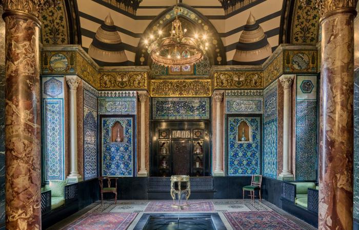 ثريا
      العيون
      الزرقاء
      في
      متحف
      «ليتون
      هاوس»
      بلندن:
      تعويذة
      ضد
      العنف
      والمحو