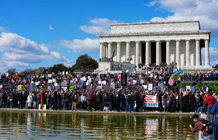 مظاهرات
      واسعة
      النطاق
      ضد
      ترمب
      في
      الولايات
      المتحدة
      (صور)
