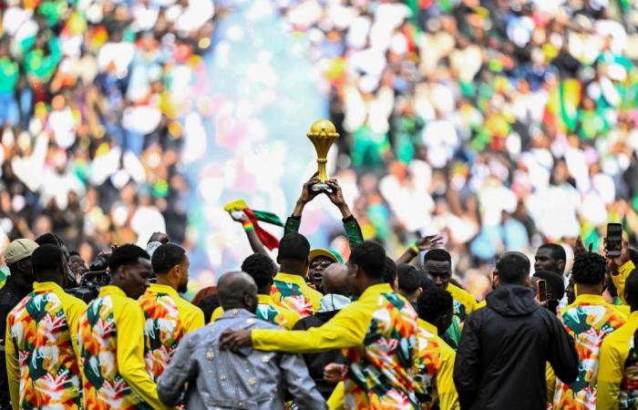 السنغال تتحدى وتحتفل بكأس إفريقيا في فرنسا.. والمغرب تلاحقها قانونياً وتلجأ للفيفا 
