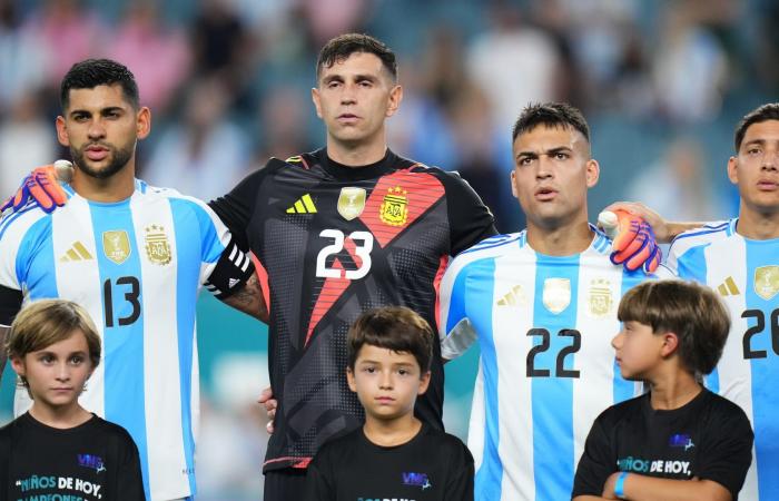 حارس منتخب الأرجنتين يوبّخ زملاءه بعد مباراة موريتانيا لهذا السبب