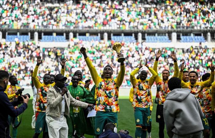 السنغال تتحدى وتحتفل بكأس إفريقيا في فرنسا.. والمغرب تلاحقها قانونياً وتلجأ للفيفا 