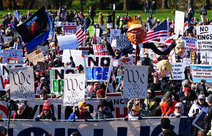 مظاهرات
      واسعة
      النطاق
      ضد
      ترمب
      في
      الولايات
      المتحدة
      (صور)