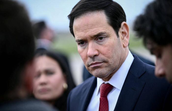 بريطانيا
      تجهِّز
      سفينة
      إنزال
      برمائية
      بمسيَّرات
      لإزالة
      ألغام
      مضيق
      هرمز