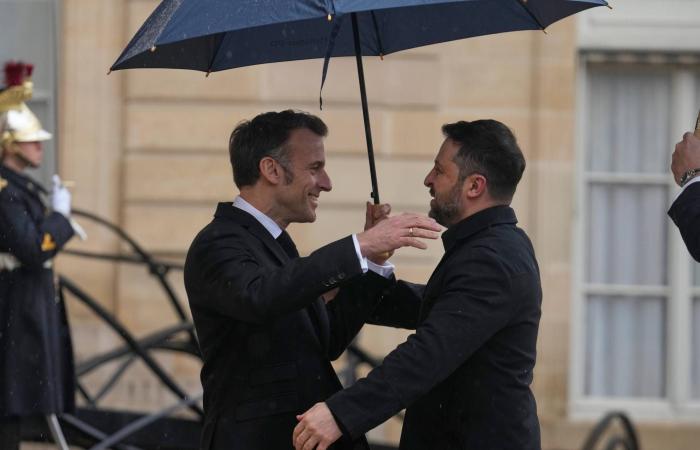 بريطانيا
      تجهِّز
      سفينة
      إنزال
      برمائية
      بمسيَّرات
      لإزالة
      ألغام
      مضيق
      هرمز