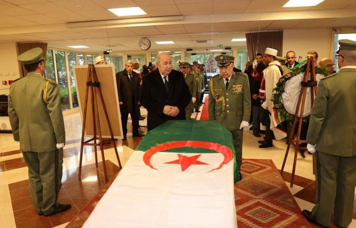 الجزائر
      تودع
      اليامين
      زروال...
      جنرال
      المرحلة
      الانتقالية
      و«رجل
      المواجهة
      مع
      الإنقاذ»