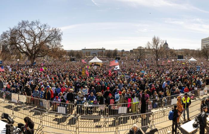 3 آلاف مظاهرة.. حشود غفيرة تشارك في احتجاجات "لا ملوك" ضد إدارة ترامب